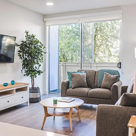 Spacious 2Bdr In Sm - 5 Minutes Walk To The Beach!